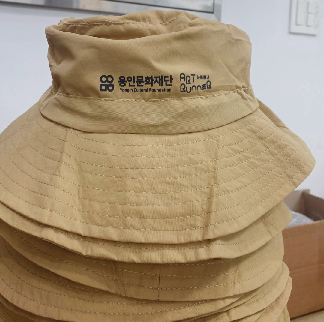공공기관 접이식 모자, 앞트임 앞치마, 자석 명찰 제작·납품 과정 5